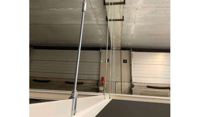 Comment monter un plafond suspendu en panneaux sandwich?